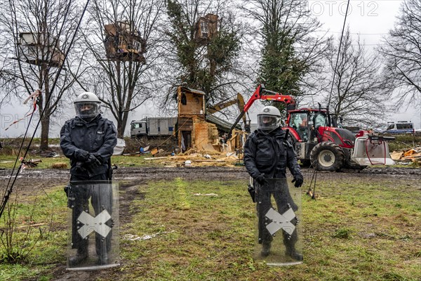 2nd day of the clearing of the hamlet Lützerath, by the police, of tree houses and huts, of climate