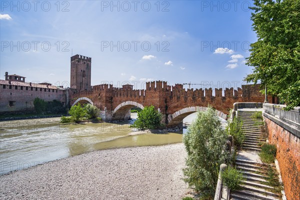 Adige in front of Castelvecchio and Ponte Scaligero, Veneto, Italy, Europe