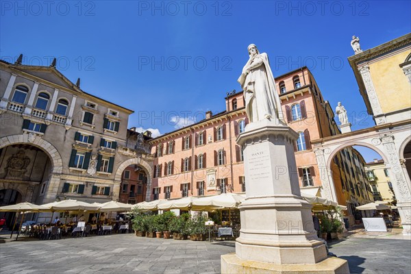 Dante monument in Piazza dei Signori, Verona, Veneto, Italy, Europe
