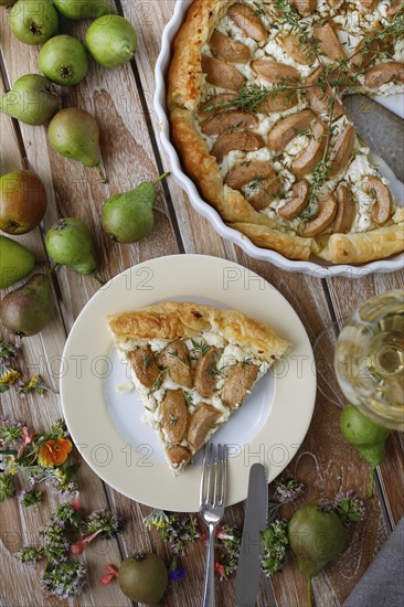Tart with Gaishirtle and sheep's cheese, Stuttgarter Gaishirtle, pear variety, fruit, table