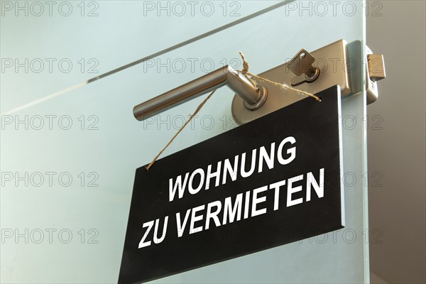 Sign with the words WOHNUNG ZU VERTEITEN on a door (symbolic image)