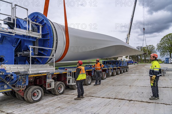 Preparation for the transport of a 68 metre long blade, a wind turbine, with a self-propelled