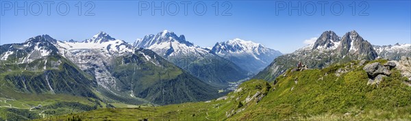 Mountain panorama with glaciated peaks, Aiguille du Midi and Mont Blanc, Aiguille de Mesure and