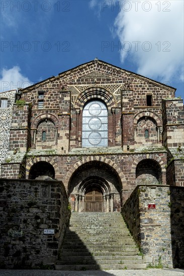 Le Monastier sur Gazeille on the way to Stevenson. The polychrome facade of the Saint Théofréde