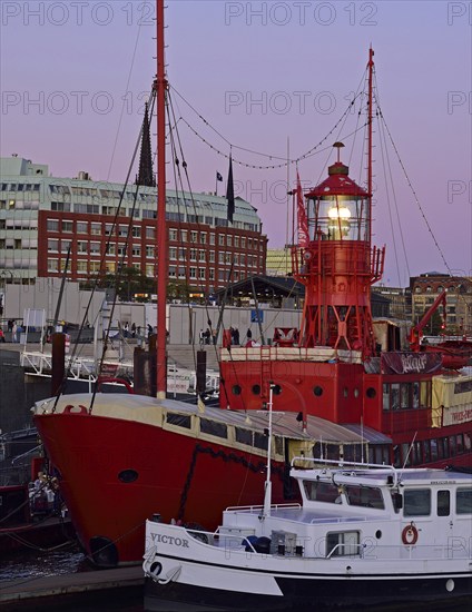 Europe, Germany, Hamburg, Elbe, Harbour, Restaurant Feuerschiff in the evening, View to Baumwall,