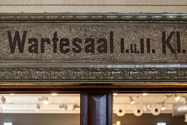 Waiting room 1st and 2nd class, I. and II., inscription in frieze made of ceramic and gravel in Art