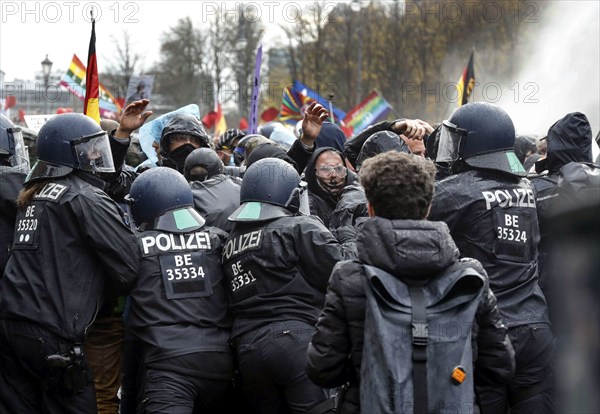 Water cannon in use at the Brandenburg Gate. Once again, thousands of corona deniers are