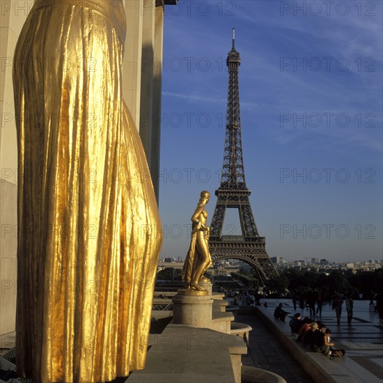 Die vergoldeten Statuen vom Trocadéro, hinten der 330m hohe Eifflturm, gebaut zum 100. Jahrestag