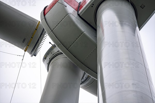 Erection of a wind turbine, wind energy plant, assembly of the third blade, with a crawler lattice