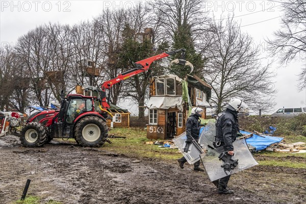 2nd day of the clearing of the hamlet Lützerath, by the police, of tree houses and huts, of climate