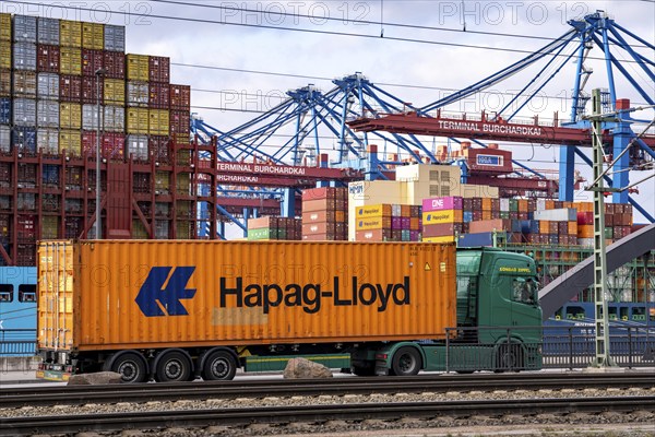 Port of Hamburg, Waltershofer Hafen, container ships, lorries bring and collect freight containers