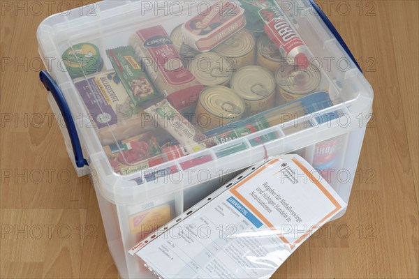 Emergency preparedness, food supply in a private household, box of long-life food, 10-day supply,