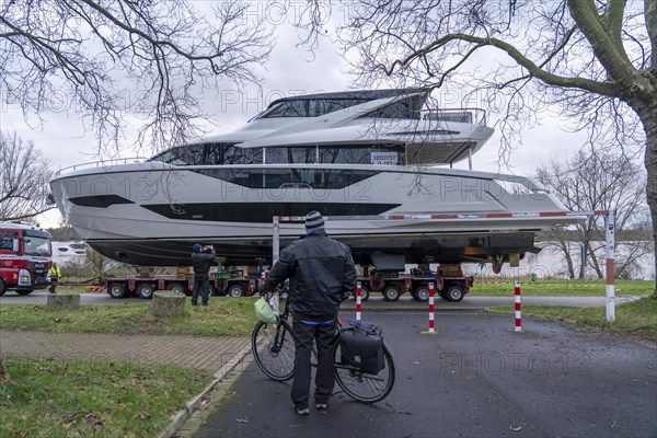 Craning the €6.3 million Sunseeker 88Y motor yacht, weighing 82 tonnes, in preparation for the