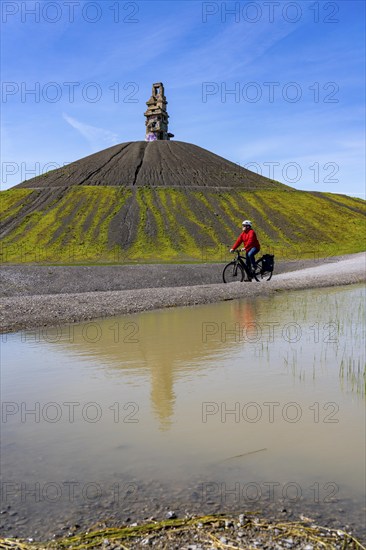 Cyclist on the Rheinelbe spoil tip in Gelsenkirchen, 100 metre high spoil tip, landscape park, with