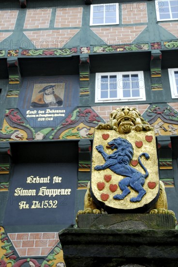 Fountain column with lion, coat of arms and half-timbered house, Hoppener Haus, Celle, Lower