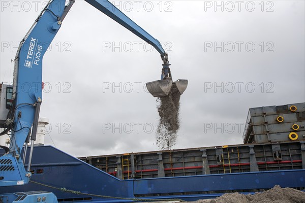 Ship loading of the bulk carrier Zita on the River Torrridge, at the quayside in Bideford, north