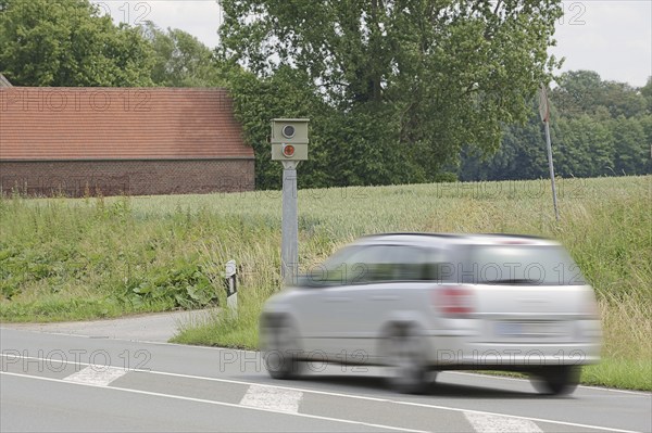 Stationary speed camera and car, speed monitoring, North Rhine-Westphalia, Germany, Europe