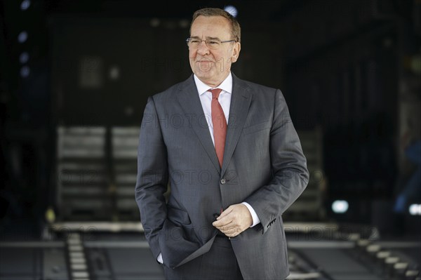 Federal Minister of Defence Boris Pistorius, SPD, bids farewell to the 20 or so soldiers of the