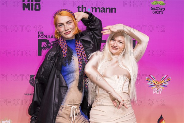 Alli Neumann and Inéz shepherd on the red carpet in front of the Polyton 2024 award ceremony in