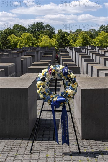 Memorial wreath in front of the Holocaust memorial at the Brandenburg Tor, Berlin, Germany, Europe