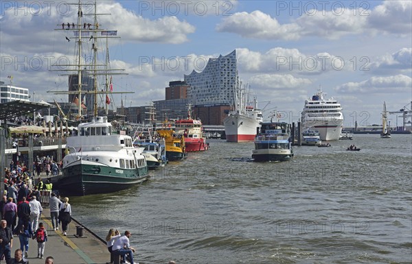 Europe, Germany, Hanseatic City of Hamburg, Elbe, Elbe Philharmonic Hall, glass facade, harbour