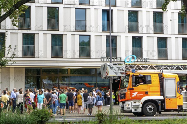 Fire alarm in a hotel in Cologne, the hotel was evacuated early in the morning, the guests gather