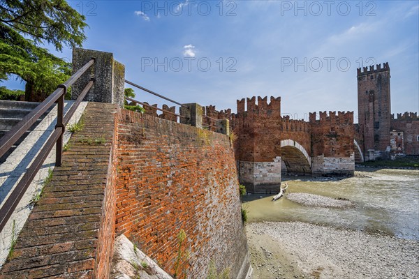Adige in front of Castelvecchio and Ponte Scaligero, Veneto, Italy, Europe