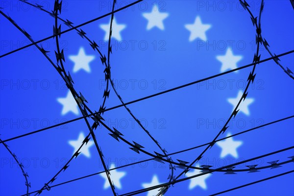 Symbolic image, migration, defence against refugees wanting to enter the EU, barbed wire overarches