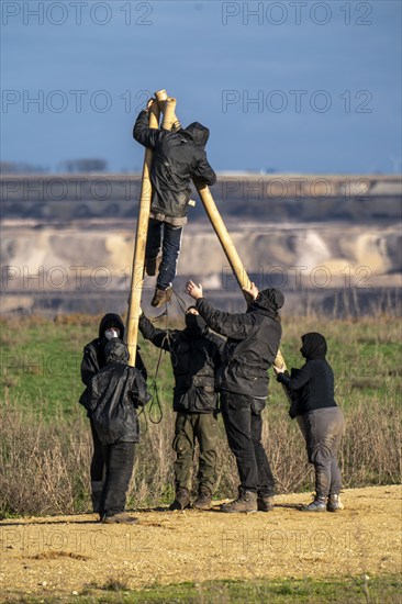Start of the eviction of the hamlet Lützerath at the lignite mine Garzweiler 2, activists try to