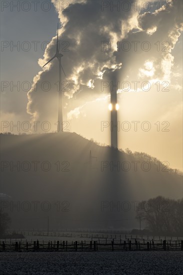 Windpark Halde Oberscholven, smoke clouds from the cooling tower and chimney of the Uniper