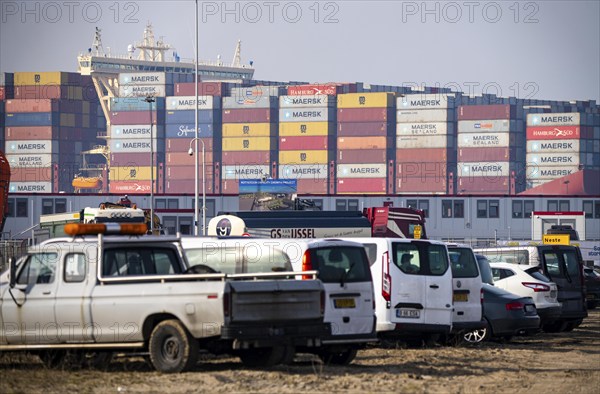 Harbour tugs bring the container freighter Madison Maersk from its berth at the RWG Container