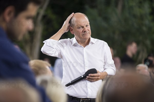 Olaf Scholz (Chancellor of the Federal Republic of Germany, SPD) surrounded by guests at the