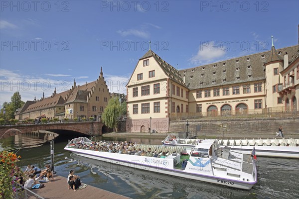 Musée historique, historical museum, stone arch bridge, Pont du Corbeau and Ancienne douane, old
