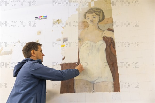 THE PARTIAL UNCOVERING OF RICHTERS DIPLOMA THESIS FROM 1956 HAS BEGUN. Restorer Albrecht Körber