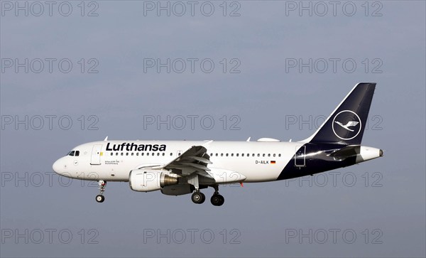 Landing of a Lufthansa Airbus A319, Schönefeld, 13 November 2020
