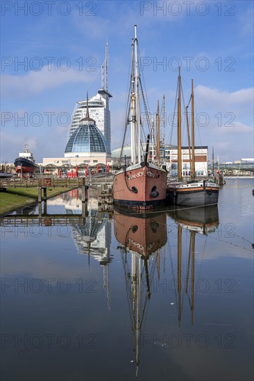 Old harbour, harbour basin, harbour district, Sail City building, Klimahaus Bremerhaven, museum