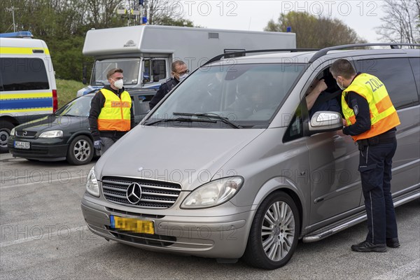 Joint inspection by customs and police, on the A3 motorway towards Cologne, at the Stindertal