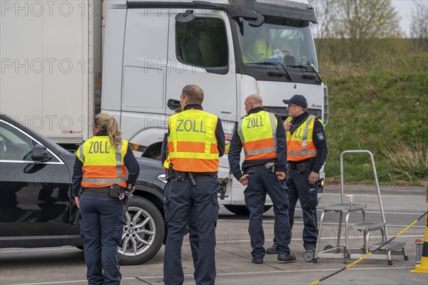 Joint inspection by customs and police, on the A3 motorway towards Cologne, at the Stindertal