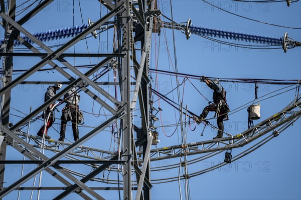 Construction of a new line route, 380 KV extra-high voltage line between Osterath and Gohr, near