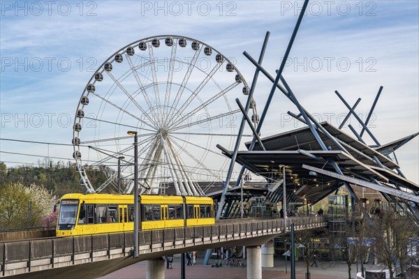 Ferris wheel at the Neue Mitte stop, for bus and tram lines, at the Westfield Centro shopping