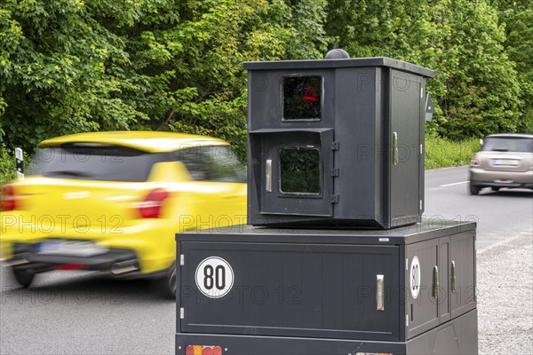 Semi-stationary speed camera on the B227, Hattinger Straße, used by the city of Gelsenkirchen,