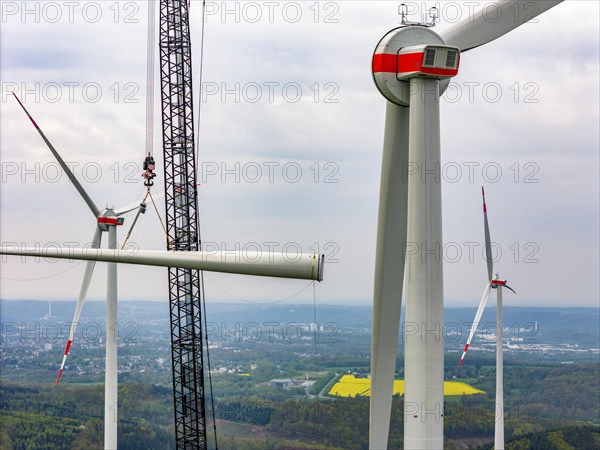 Erection of a wind turbine, wind energy plant, assembly of the third blade, with a crawler lattice