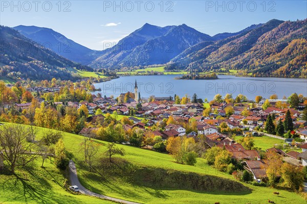 Panorama of the village and lake with the parish church of St. Sixtus and the Brecherspitz 1683m in