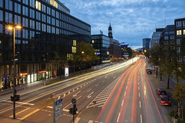 View from Rödingsmarkt to Ludwig-Erhard-Straße and the main church St. Michaels (Michel) at blue