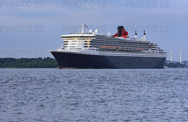 Europe, Germany, Hamburg, Elbe, Passenger ship Queen Mary 2 leaves Hamburg, Evening light, Hamburg,