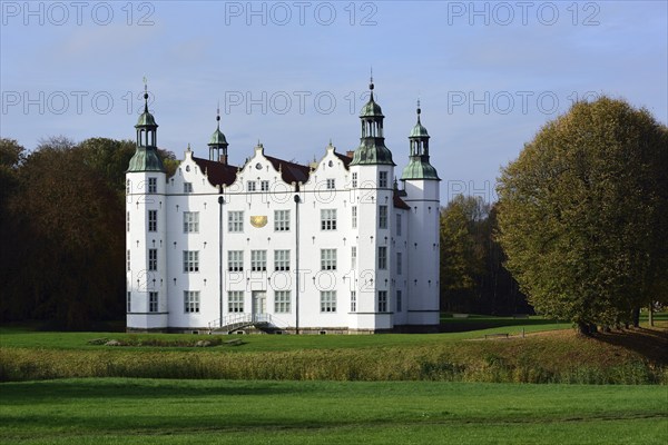 Europe, Germany, Schleswig-Holstein, Ahrensburg, moated castle Ahrensburg, autumn, front facade,