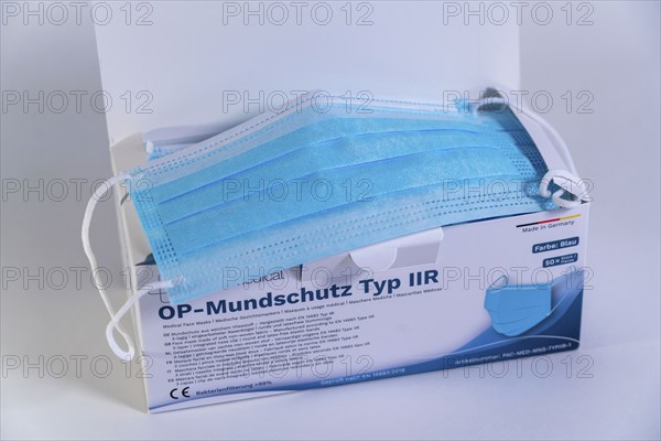Pack of surgical face masks, with CE marking