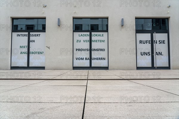 Vacant shop premises, for rent, advertising in the shop windows, in the new Schlossstraße city