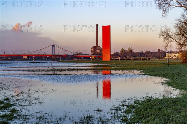 Rhine floods, Duisburg-Kaßlerfeld, floods, behind the Friedrich-Ebert-Rhine bridge, sculpture Rhine