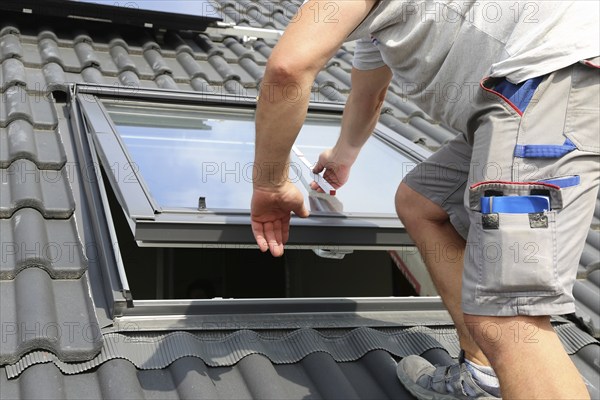 Installation and assembly of new roof windows as part of a roof covering